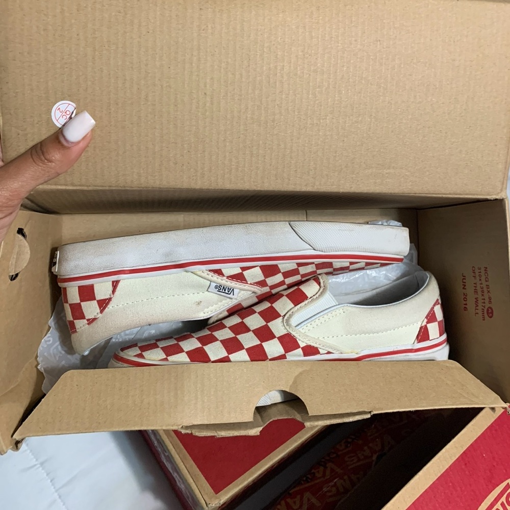 CHECKERED SLIP ON RED VANS SIZE 7 WMS